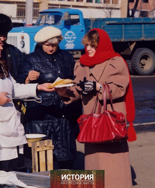 Женщина покупает чебурек на улице, Подмосковье, 1989..0