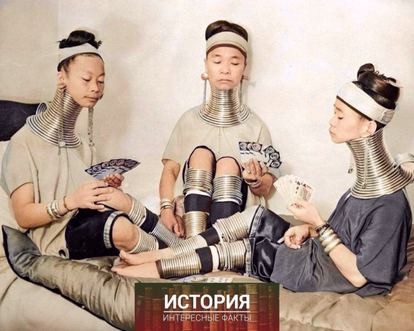 Женщины народа падаунг играют в карты, Лондон, 1935..0