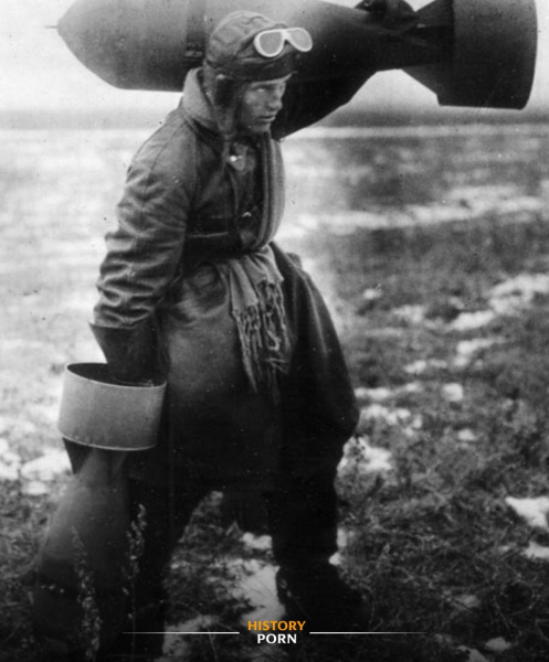 1942 год, Великая Отечественная война. Советский лётчик готовится..0