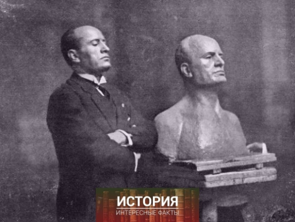 Бенито Муссолини позирует рядом со своим бюстом,..0