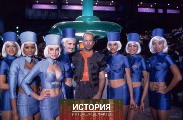 Брюс Уиллис на съёмках фильма «Пятый элемент», 1997..0