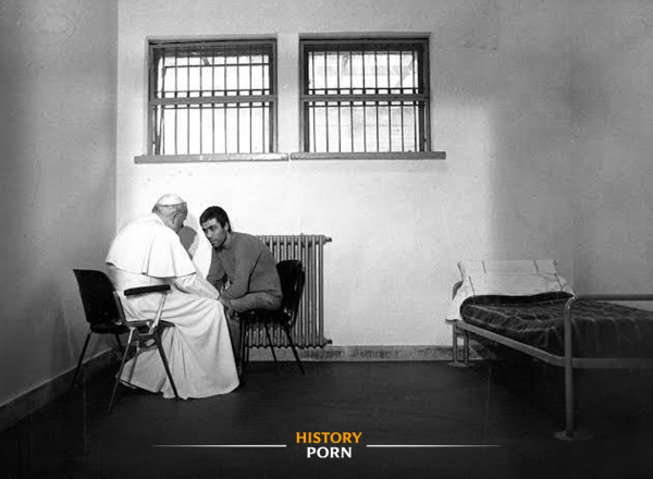 Италия, 1983 год. Папа Иоанн Павел II посещает в тюрьме Мехмета Али..0