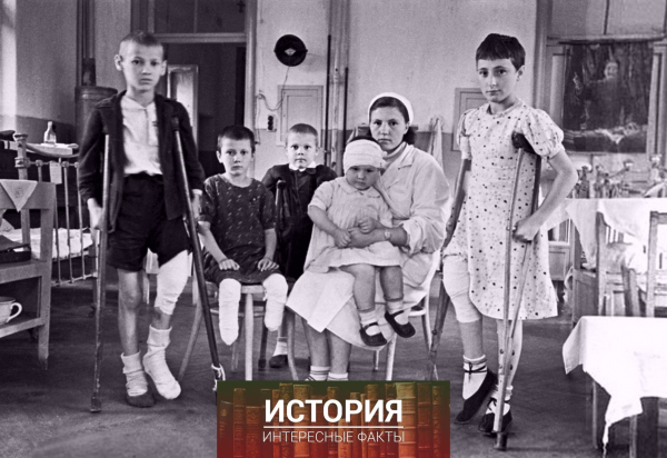 Ленинград, 01.04.1942.
Искалеченные фашистскими снарядами дети, на..0