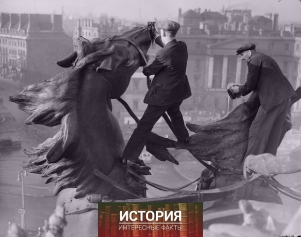 Лондон, Великобритания, 17 января 1939 год 
Рабочие проводят чистку..0