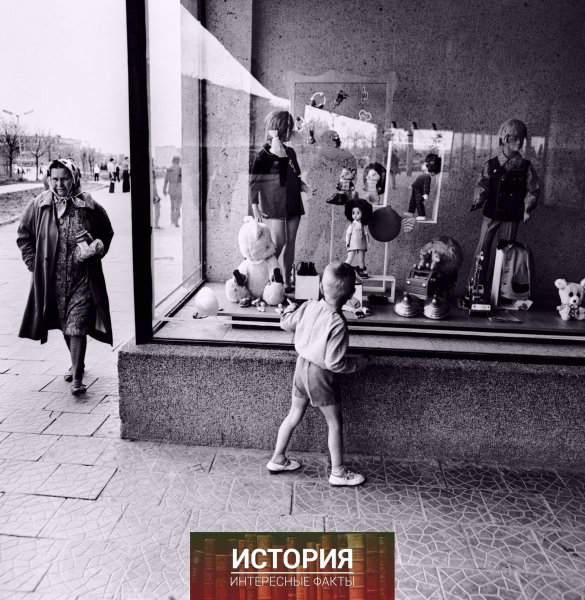 Мальчик у витрины, Даугавпилс, 1973 год, фотограф Антанас..0