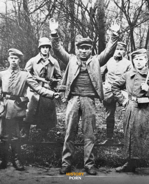 Немецкие солдаты позируют с подростком, которого они приняли за..0