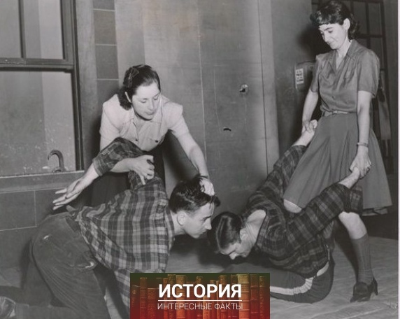 Нью–Йорк, 1939 год 
Девушки на курсах по..0