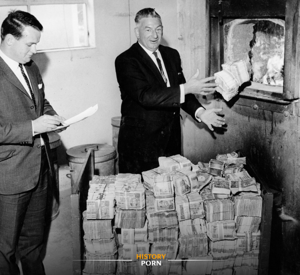 Новая Зеландия, 19 июля 1968 года. Сотрудник Резервного банка Эрик..0