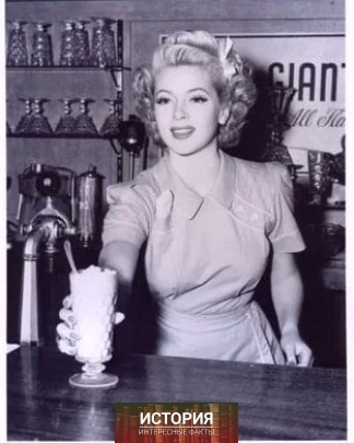 Официантка в магазине Malt Shop, 1950-е..0