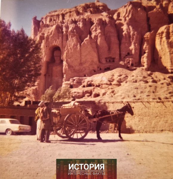 Перед статуей Будды в Бамиане, Афганистан, около 1940 года. Статуя..0