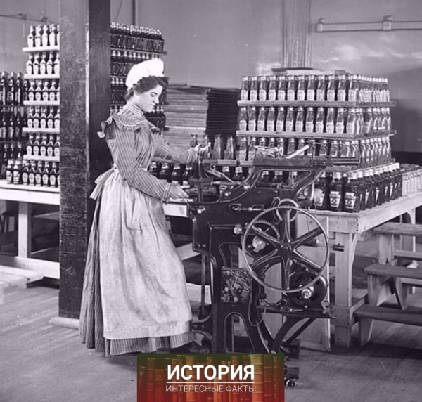 Работница, разливающая кетчуп по бутылкам на оригинальной..0