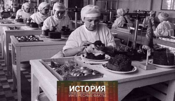 Раскладка черной икры по баночкам работницами астраханской..0