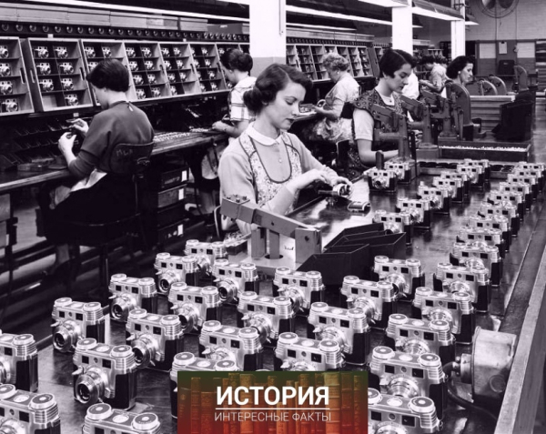 Сборка фотоаппаратов на производственной линии завода Kodak, 1955..0