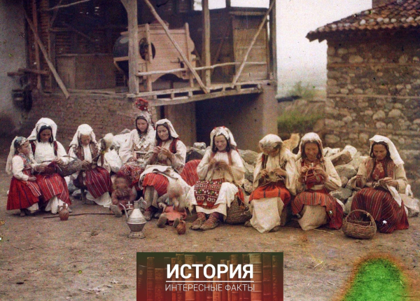 Сербские женщины в ткацком кружке. Все в традиционных костюмах. 9..0
