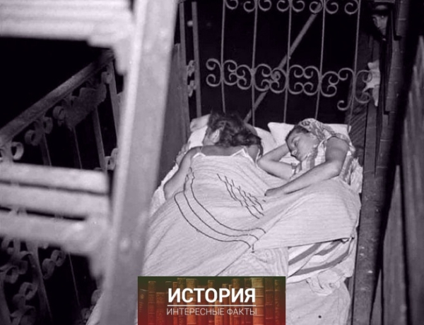 Сон на пожарной лестнице в жаркую летнюю ночь. Нью-Йорк, 1948..0