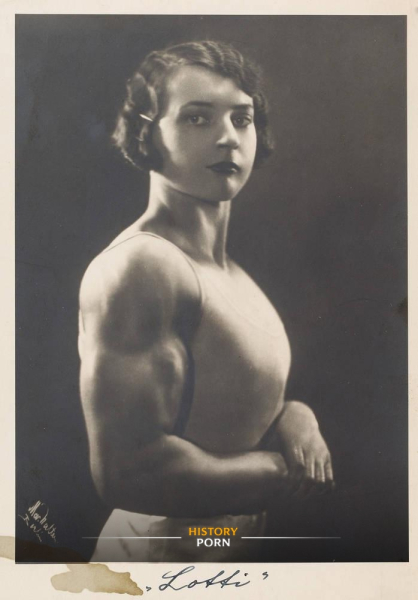 США, август 1932 года. Акробатка Лусита Лирс на арене знаменитого..0