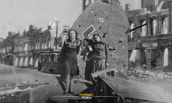 Сталинград, 1943 год. На улице разрушенного города несколько..0