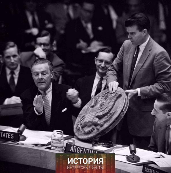 В 1951 году британский радиооператор в посольстве Великобритании..0