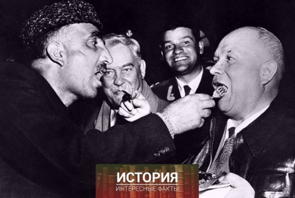 Визит Никиты Хрущева в Индию, 1955 год. Взаимное кормление — обычай..0