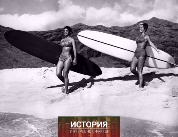 Женщины-серферы на пляже, около 1960-х..0
