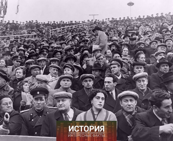 Зрители футбольного матча СССР-Франция на стадионе «Динамо»,..0