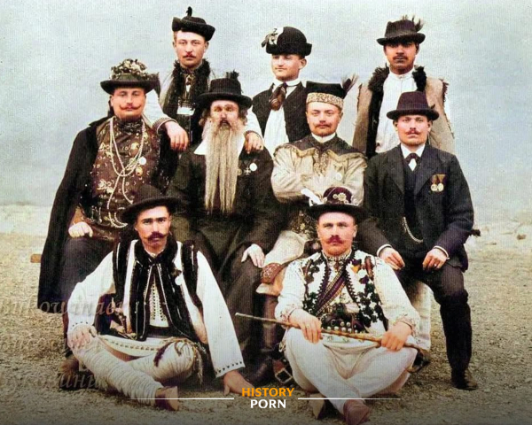 Буковина, 1902 год. На фотографии запечатлены представители девяти..0