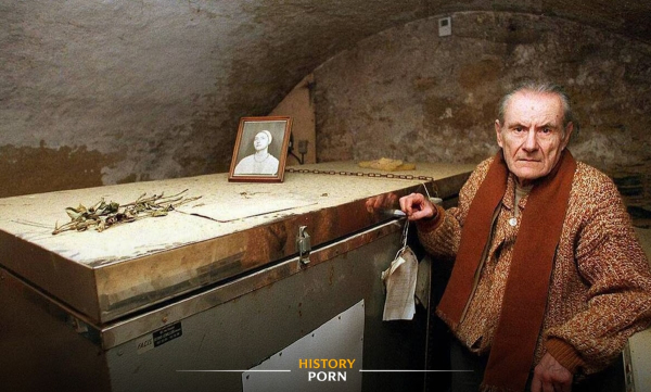 Франция, 1993 год. Доктор Раймонд Мартинот стоит рядом с..0