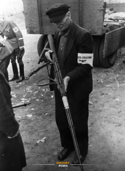 Германия, октябрь 1944 года. На фотографии пожилой боец..0