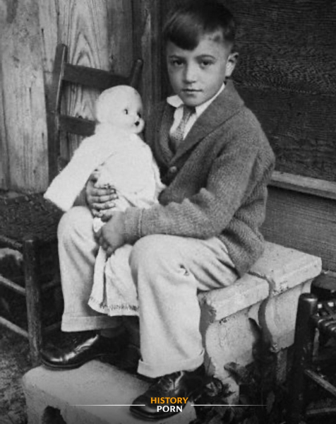 Кентукки, 1929 год. Шестилетний Карл Ньютон Махан сидит в зале суда..0