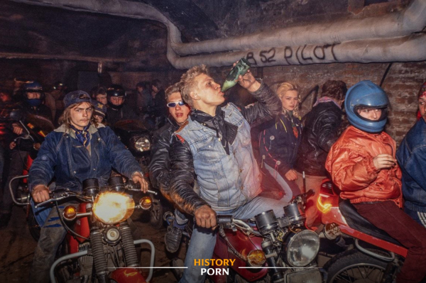 Москва, 1990 год. Группа байкеров мчится по подземным туннелям..0