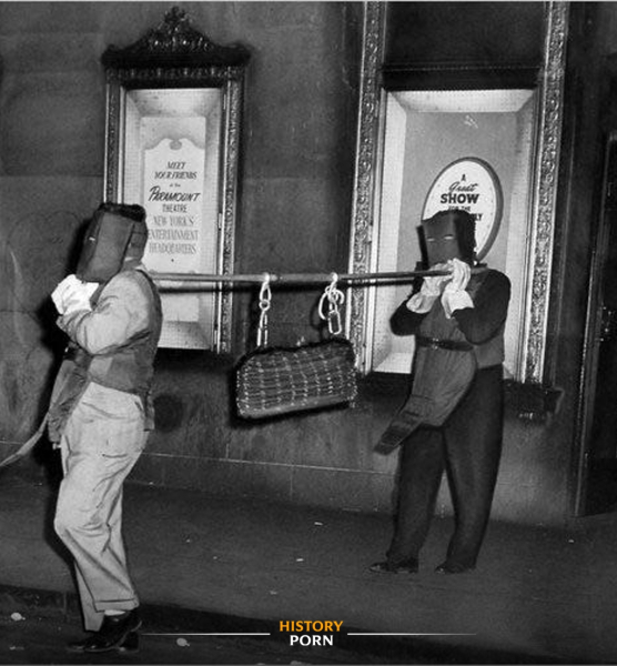 Нью-Йорк, декабрь 1956 года. Сапёры осторожно извлекают бомбу из..0
