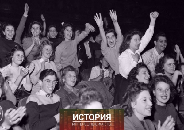 Подростки на концерте Фрэнка Синатры, около 1940-х..0