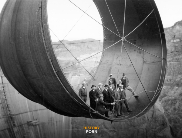 США, 1935 год. Группа рабочих стоит внутри огромной 45-тонной..0