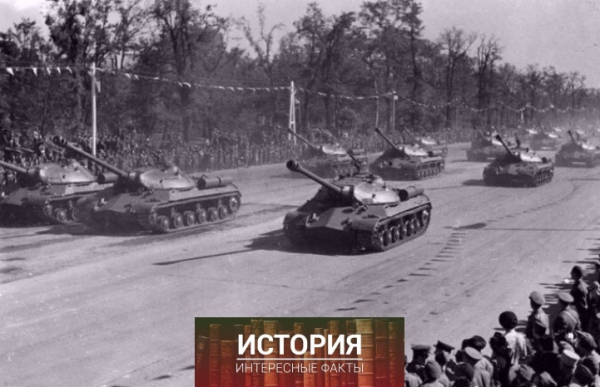 Тяжёлые танки ИС-3 на параде Победы.Германия,Берлин,7 сентября 1945..0