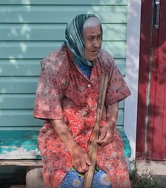 Валентина Егоровна опирается на старенький табурет, который..2