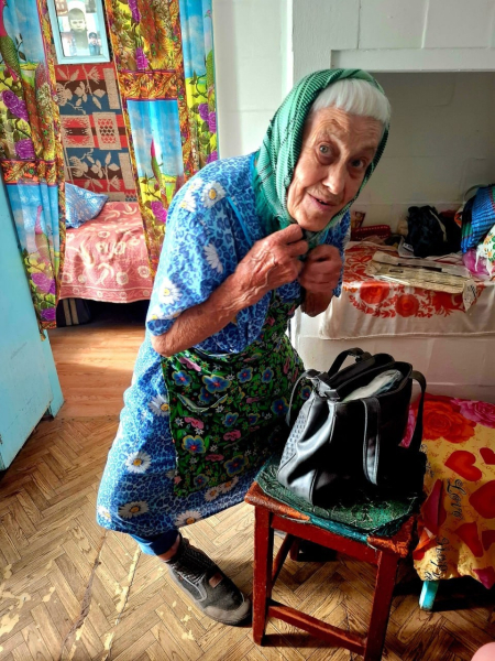 Валентина Егоровна опирается на старенький табурет, который..0