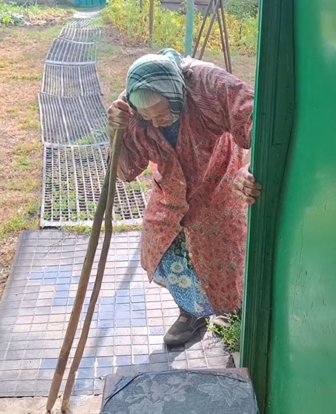 Валентина Егоровна опирается на старенький табурет, который..1