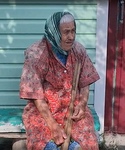 Валентина Егоровна опирается на старенький табурет, который..3