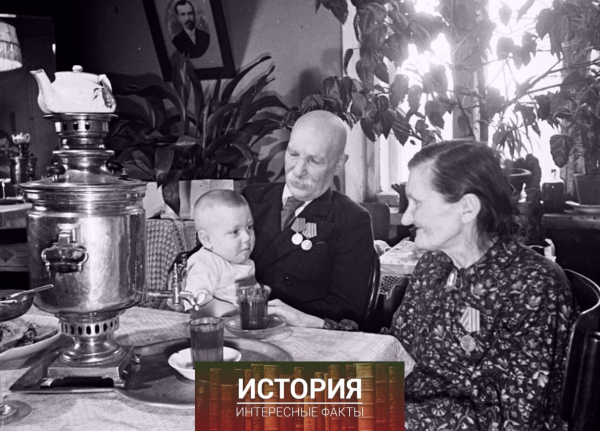 За вечерним чаем с внуком, Московская область, 1949..0