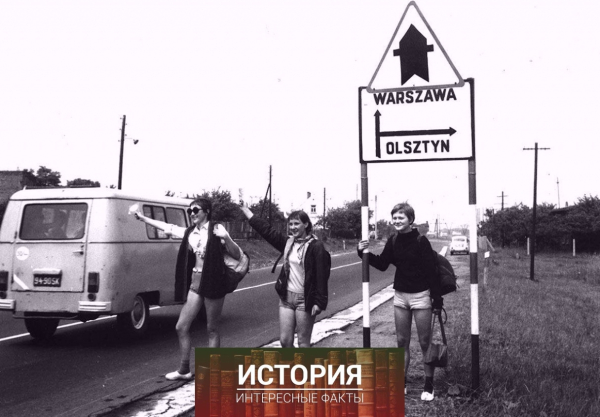 Женщины-автостопщицы пытаются поймать попутку недалеко от..0