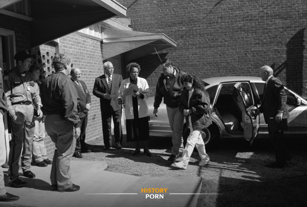 1998 год. Карла Фэй Такер, 38 лет, доставлена в тюрьму города..0