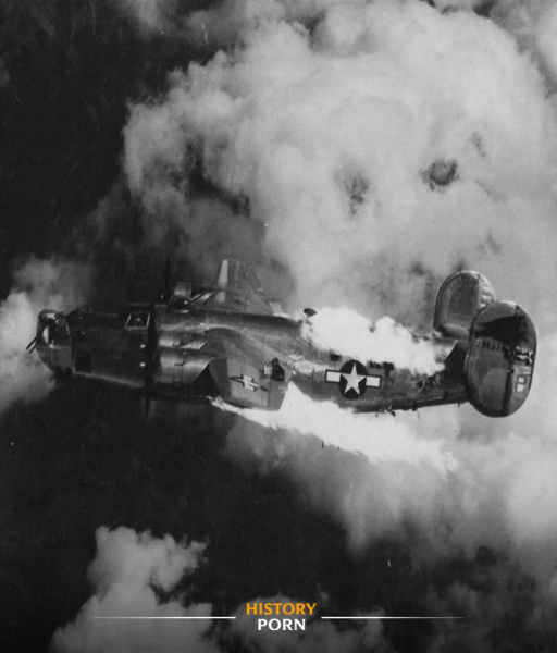 Австрия, 1944 год. На фотографии — американский бомбардировщик B-24..0