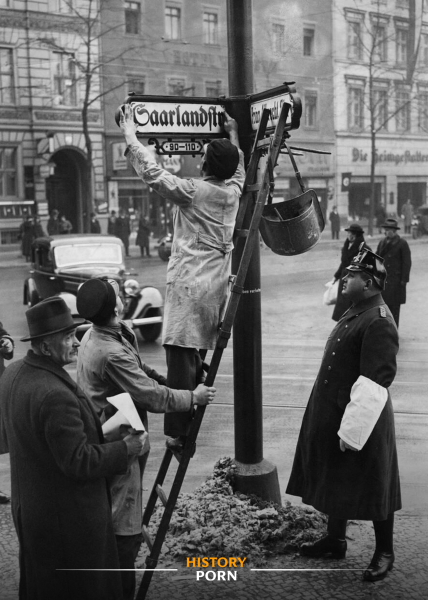 Берлин, 1930-е годы. По приказу нацистских властей улица, носившая..0