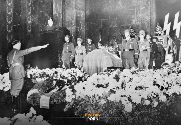 Берлин, 1942 год. Адольф Гитлер отдаёт честь гробу Рейнхарда..0