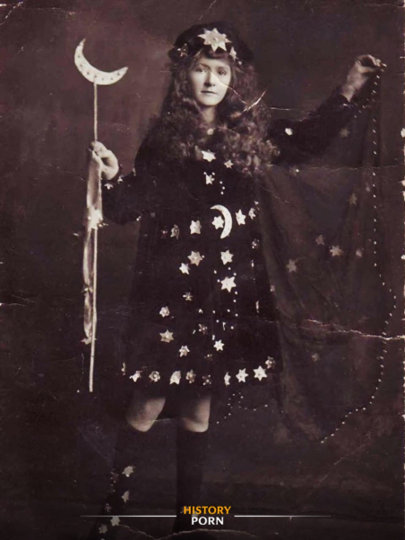 Девочка в костюме, символизирующем Ночь, Хэллоуин, 1920-е годы.

В..0