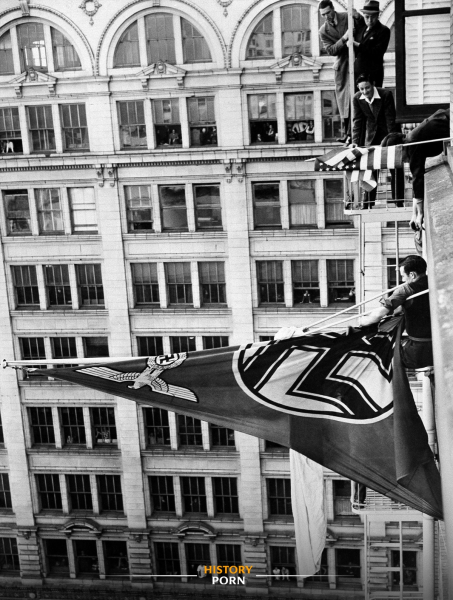 Январь 1941 года. Группа американских моряков снимает нацистский..0