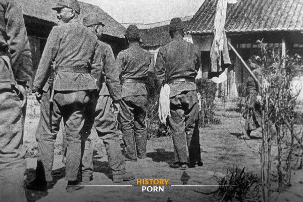 Японские солдаты стоят в очереди у так называемой «станции..0