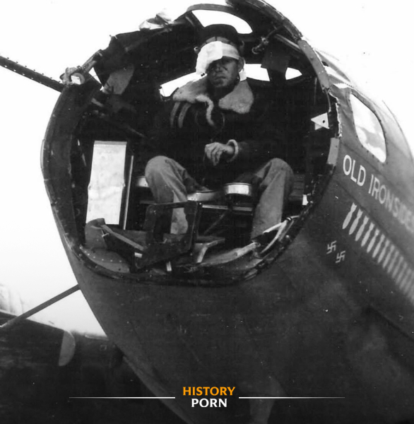 Палермо, Италия, 1943 год. На фотографии — раненый член экипажа..0