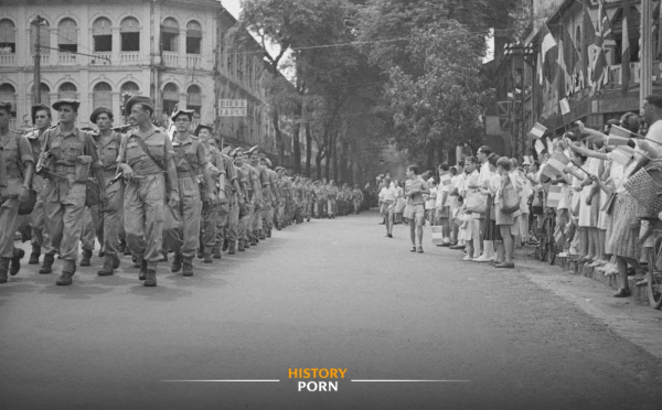 Сайгон, 4 октября 1945 года. На улице Катинат (ныне Đồng Khởi)..0