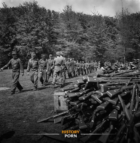Соест, Германия, 10 мая 1945 года. Немецкие солдаты складывают..0